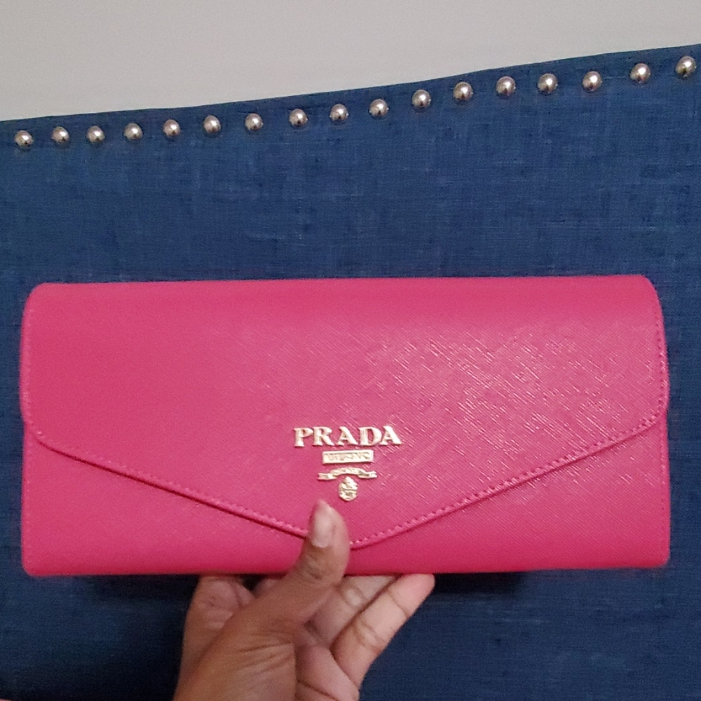 Prada purse . - Picture 1 of 7
